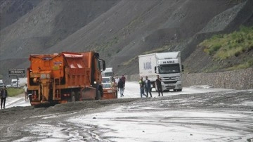 Erzincan-Sivas kara yolu heyelan sebebiyle ulaşıma kapandı