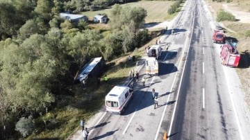 Erzincan'da yolcu otobüsünün devrildiği kazada 1 kişi öldü, 33 kişi yaralandı