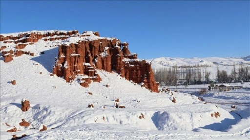 Erzurum'daki karla kaplı Narman Peribacaları ziyaretçilerini ağırlıyor