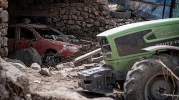 Erzurum kırsalında sel nedeniyle ev ve ahırlar yıkıldı, araçlar zarar gördü