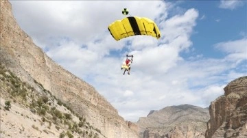 Erzurum semalarında wingsuit uçuşu ve akrobasi gösterisi