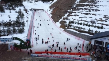 Erzurum'da anneler Palandöken'de çocuklarıyla kızakla kayıp eğlendi