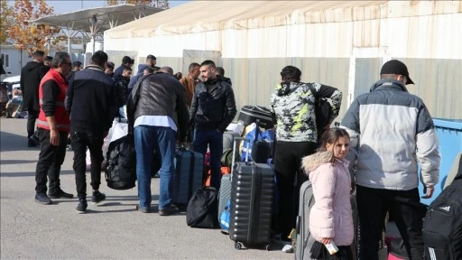 Esed rejiminin devrilmesinin ardından Türkiye'deki Suriyelilerin ülkelerine dönüşü sürüyor