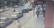 Esenyurt’ta sokak ortasında silahlı kovalamaca kamerada