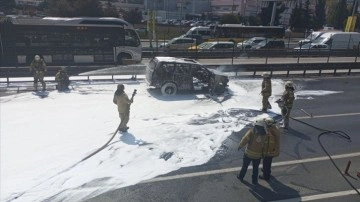 Esenyurt'ta araç yangını sebebiyle D-100 Edirne istikameti trafiğe kapandı