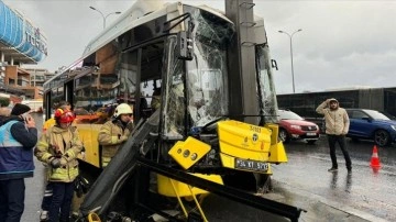 Esenyurt'ta İETT otobüsü yön tabelası direğine çarptı