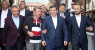 Eski Başbakan Davutoğlu'na sevgi seli