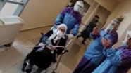 Eskişehir&#039;de 75 yaşındaki kadın koronavirüsü yenerek alkışlarla taburcu edildi