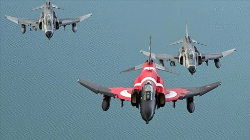 Eskişehir'de "F-4E Phantom" uçaklarından yer hedeflerine taarruz eğitimi uçuşu