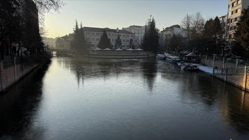 Eskişehir'de Porsuk Çayı'nın yüzeyi buz tuttu