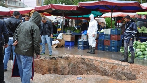 Eskişehir'de pazar kurulan caddede sağanak yağış sebebiyle çöküntü oluştu