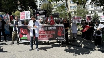 Eskişehir'de sağlık çalışanları Gazze için sessiz yürüyüşlerini sürdürdü