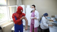 Eskişehirli &#039;Örümcek Adam&#039; kostümüyle gittiği merkezde Kovid-19 aşısı oldu