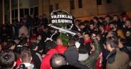 Eskişehirspor taraftarı Büyükşehir Belediyesi önüne siyah çelenk bıraktı