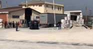 Fabrikaya karton getiren TIR'dan mülteciler çıktı