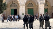 Fanatik Yahudiler İsrail polisi eşliğinde bir kez daha Mescid-i Aksa&#039;ya baskın düzenledi