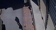Fatih'te güpegündüz bir eve giren hırsızın rahat tavırları kamerada