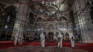 Fatih&#039;teki camiler, Kovid-19 önlemleri kapsamında dezenfekte ediliyor