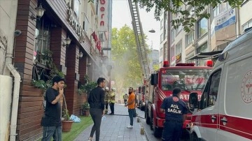 Fatih'te bir otelin bodrum katında çıkan yangın söndürüldü