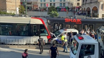 Fatih'te tramvay ile polis aracı çarpıştı