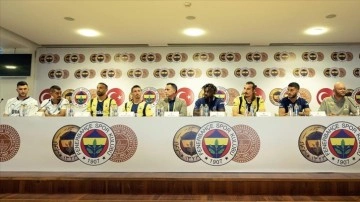 Fenerbahçe'de 5'i yeni transfer, 7 futbolcu için imza töreni düzenlendi