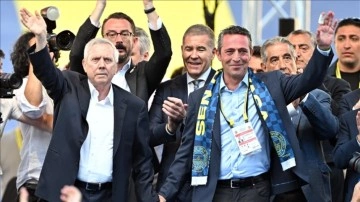 Fenerbahçe’de başkan adayları Ali Koç ve Aziz Yıldırım birlikte kürsüye geldi