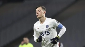 Fenerbahçe'de deneyimli futbolcu Mesut Özil ile yollar ayrıldı