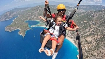 Fethiye'de yamaç paraşütü pilotu, 3 yaşındaki kızıyla uçmanın heyecanını yaşadı