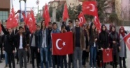 FETÖ’cü askerlere Türk bayraklı protesto