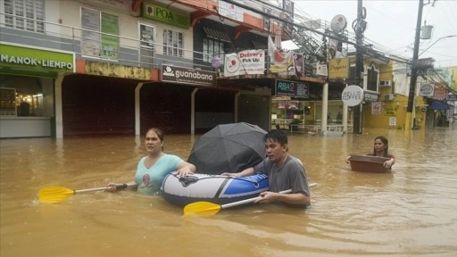 Filipinler'de tropik fırtına öncesi etkili olan şiddetli yağış sellere yol açtı