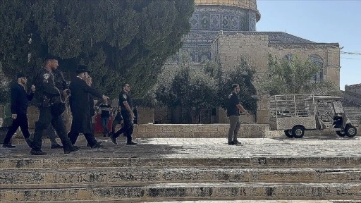 Filistin topraklarını gasbeden İsrailliler, polis koruması altında Mescid-i Aksa'ya baskın yapt