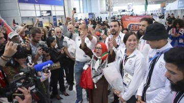 Filistinli sporcular, olimpiyat oyunları için geldikleri Paris’te coşkuyla karşılandı
