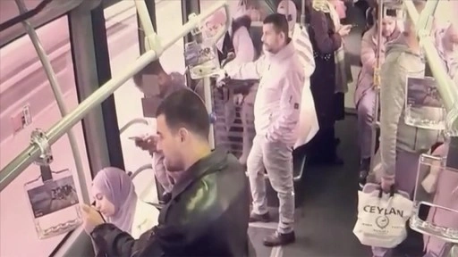 Fırlayan rögar kapağının kapısını kırdığı metrobüsten yolcunun düşmesi araç kamerasında