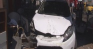 Florya'da kafeye araç daldı: 1'i ağır 3 yaralı