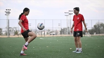 FOMGET'in genç kadın futbolcuları "aile desteği"nin önemini anlattı