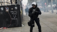 Fransa'da bir gösterici polis şiddeti nedeniyle gözünü kaybetti