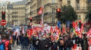 Fransa'da işçi sendikaları ve göçmenler Macron hükümetini protesto etti