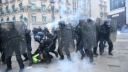 Fransa&#039;da &#039;sarı yeleklilerin&#039; gösterilerinde polis şiddetine soruşturma