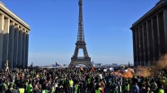 Fransa'ya damga vuran sarı yeleklilerin gösterileri