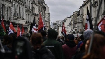 Fransa'da 1 Mayıs'ta, emeklilik reformuna karşı ülke çapında gösteriler olaylı başladı