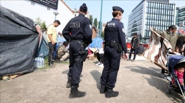 Fransa'da elinde oyuncak tabanca bulunan evsizi öldürmekle suçlanan 2 polis gözaltına alındı