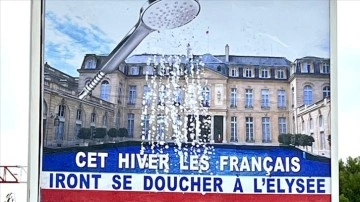 Fransa'da enerji sıkıntısına dikkati çeken &quot;duş başlıklı Elysee Sarayı&quot; afişi gündem oldu