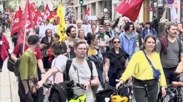Fransa'da halk, ülkede aşırı sağın yükselişini protesto etti