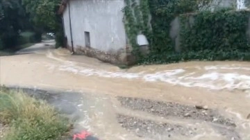 Fransa'nın birçok bölgesinde "kuvvetli yağış ve fırtına" etkili oluyor