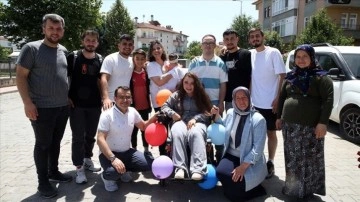 Futbol antrenörü ve sporcularından engelli Nurcan'a "en özel" bayram hediyesi