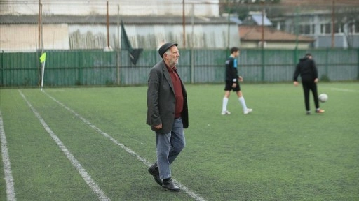 Futbol sevdalısı emektar köfteci, işi bıraktı "hakemliği" bırakamadı