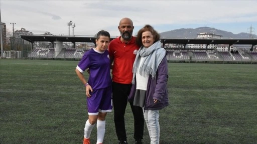 Futbolcu Ezgi, eşi ve kayınvalidesiyle aynı takımın başarısı için çaba gösteriyor