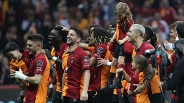 Galatasaray'da 20 futbolcuyu ilk şampiyonluk heyecanı sardı