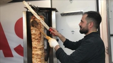 Gaziantepli esnaf 2 bin depremzedeye tavuk döner ikram etti