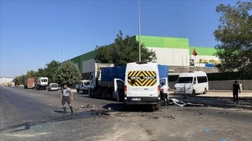Gaziantep'te iki işçi servisi ile tırın karıştığı kazada 21 kişi yaralandı